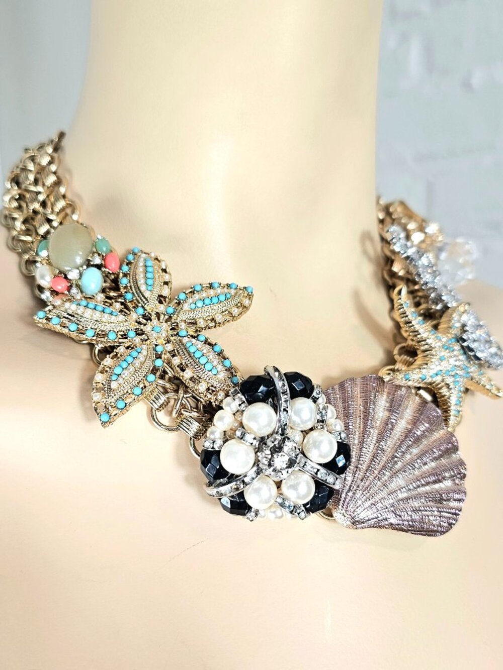 Banana Republic Seashell Statement Necklace Coastal Charm Pearl Crystal Necklace - Picture 3 of 8